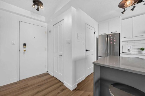 902-1330 15 Avenue Sw, Calgary, AB - Indoor Photo Showing Kitchen