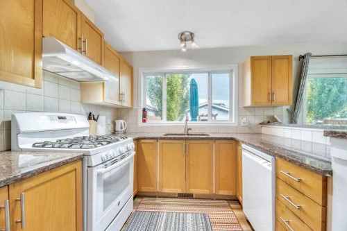 175 Prestwick Villas Se, Calgary, AB - Indoor Photo Showing Kitchen