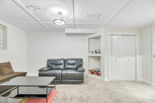 175 Prestwick Villas Se, Calgary, AB - Indoor Photo Showing Living Room