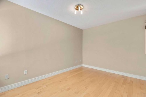252-66 Glamis Green Sw, Calgary, AB - Indoor Photo Showing Other Room