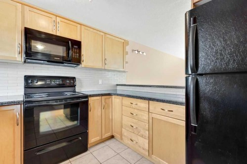252-66 Glamis Green Sw, Calgary, AB - Indoor Photo Showing Kitchen