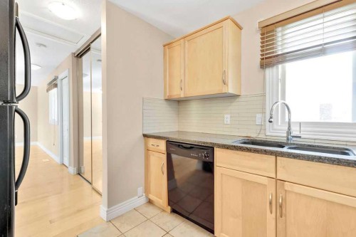 252-66 Glamis Green Sw, Calgary, AB - Indoor Photo Showing Kitchen With Double Sink