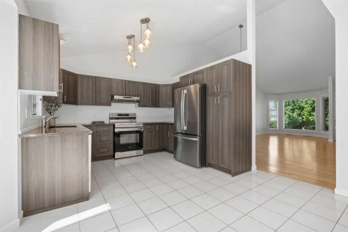 88 Sandringham Close Nw, Calgary, AB - Indoor Photo Showing Kitchen