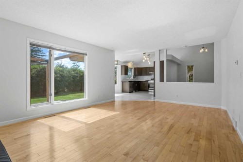 88 Sandringham Close Nw, Calgary, AB - Indoor Photo Showing Living Room