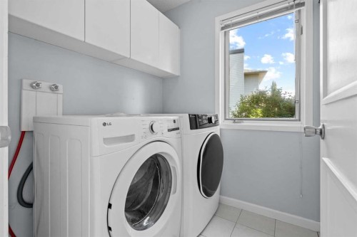 88 Sandringham Close Nw, Calgary, AB - Indoor Photo Showing Laundry Room