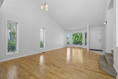 88 Sandringham Close Nw, Calgary, AB - Indoor Photo Showing Other Room