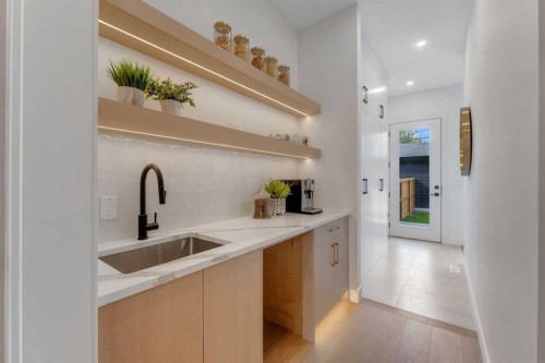 2136 5 Avenue Nw, Calgary, AB - Indoor Photo Showing Kitchen