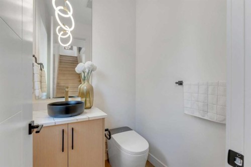 2136 5 Avenue Nw, Calgary, AB - Indoor Photo Showing Bathroom
