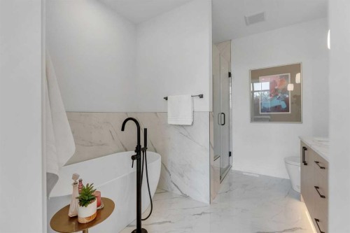 2136 5 Avenue Nw, Calgary, AB - Indoor Photo Showing Bathroom