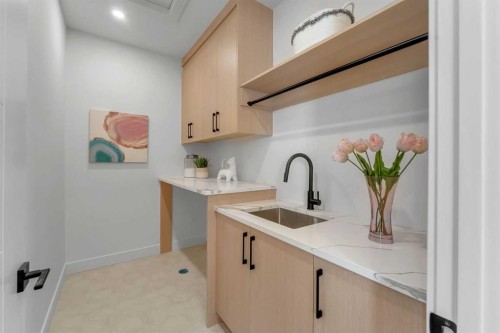 2136 5 Avenue Nw, Calgary, AB - Indoor Photo Showing Kitchen