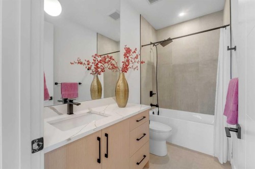 2136 5 Avenue Nw, Calgary, AB - Indoor Photo Showing Bathroom