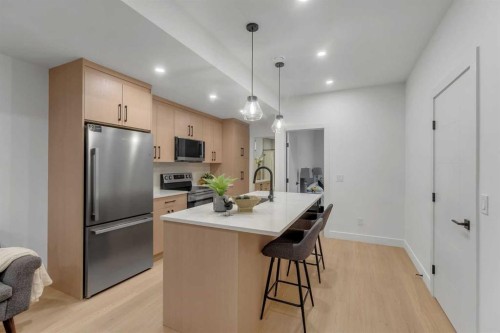 2136 5 Avenue Nw, Calgary, AB - Indoor Photo Showing Kitchen With Upgraded Kitchen