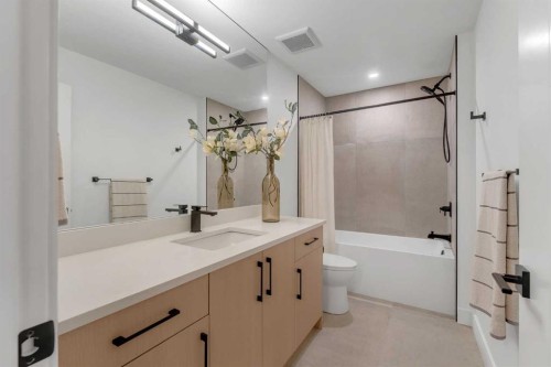 2136 5 Avenue Nw, Calgary, AB - Indoor Photo Showing Bathroom