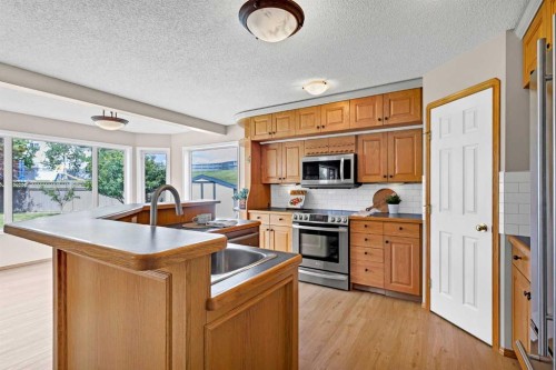 249 Scotia Point Nw, Calgary, AB - Indoor Photo Showing Kitchen