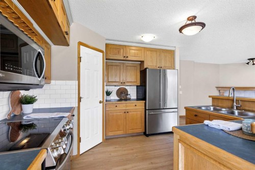 249 Scotia Point Nw, Calgary, AB - Indoor Photo Showing Kitchen With Stainless Steel Kitchen With Double Sink