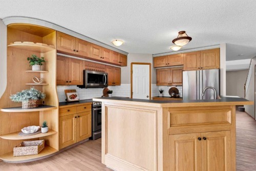 249 Scotia Point Nw, Calgary, AB - Indoor Photo Showing Kitchen