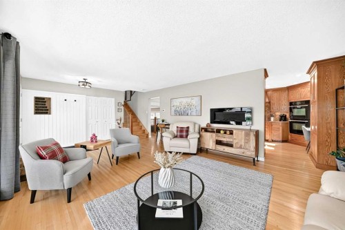 10416 Mapleridge Crescent Se, Calgary, AB - Indoor Photo Showing Living Room