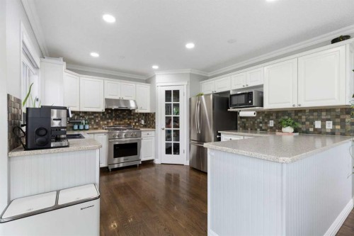 13 Somerset Park Sw, Calgary, AB - Indoor Photo Showing Kitchen With Upgraded Kitchen