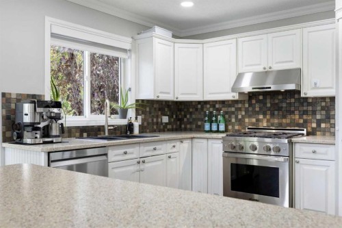13 Somerset Park Sw, Calgary, AB - Indoor Photo Showing Kitchen With Double Sink With Upgraded Kitchen
