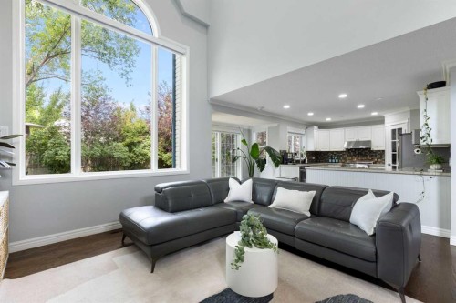 13 Somerset Park Sw, Calgary, AB - Indoor Photo Showing Living Room