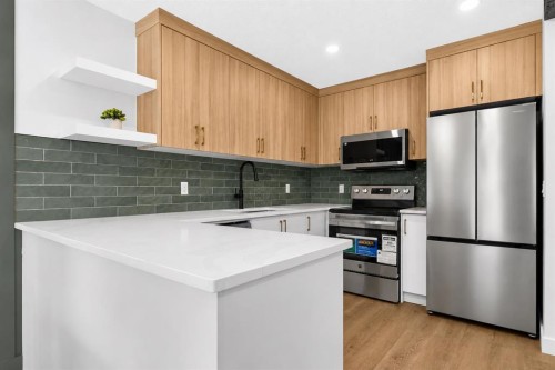 40-14736 Deerfield Drive Se, Calgary, AB - Indoor Photo Showing Kitchen