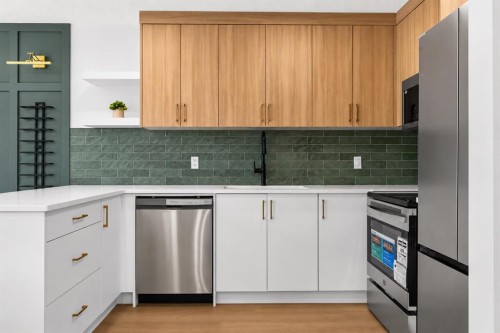 40-14736 Deerfield Drive Se, Calgary, AB - Indoor Photo Showing Kitchen