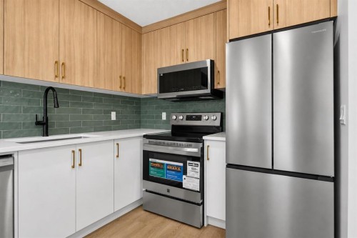 40-14736 Deerfield Drive Se, Calgary, AB - Indoor Photo Showing Kitchen