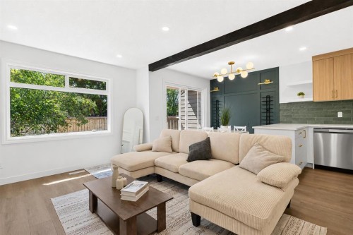 40-14736 Deerfield Drive Se, Calgary, AB - Indoor Photo Showing Living Room