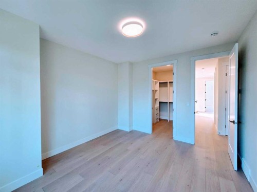 417 37 Avenue Nw, Calgary, AB - Indoor Photo Showing Other Room