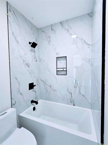 417 37 Avenue Nw, Calgary, AB - Indoor Photo Showing Bathroom