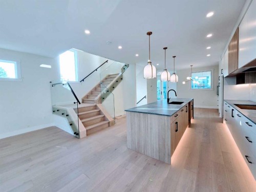 417 37 Avenue Nw, Calgary, AB - Indoor Photo Showing Kitchen With Upgraded Kitchen