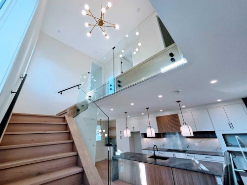 417 37 Avenue Nw, Calgary, AB - Indoor Photo Showing Kitchen With Upgraded Kitchen