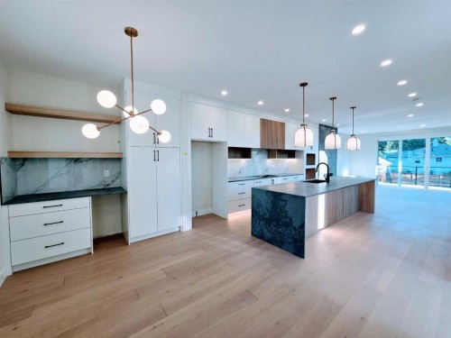 417 37 Avenue Nw, Calgary, AB - Indoor Photo Showing Kitchen With Upgraded Kitchen
