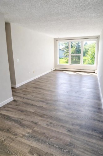 206-101 Big Hill Way Se, Airdrie, AB - Indoor Photo Showing Other Room