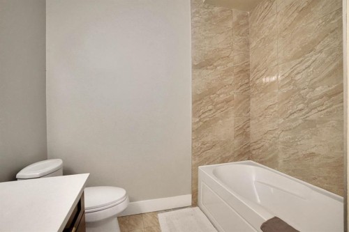 113 Kinniburgh Bay, Chestermere, AB - Indoor Photo Showing Bathroom