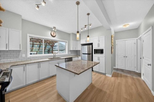 174 Mahogany Heights Se, Calgary, AB - Indoor Photo Showing Kitchen With Upgraded Kitchen