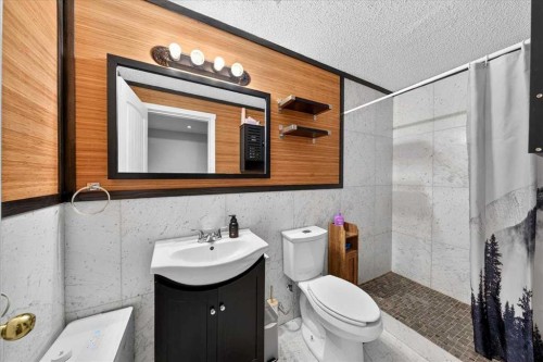174 Mahogany Heights Se, Calgary, AB - Indoor Photo Showing Bathroom