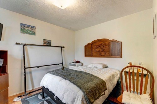 2009 41 Street Se, Calgary, AB - Indoor Photo Showing Bedroom