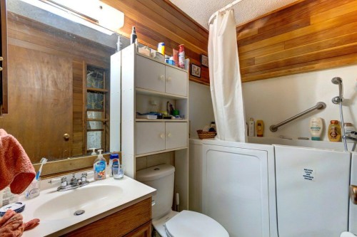 2009 41 Street Se, Calgary, AB - Indoor Photo Showing Bathroom