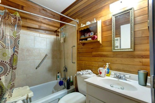 2009 41 Street Se, Calgary, AB - Indoor Photo Showing Bathroom