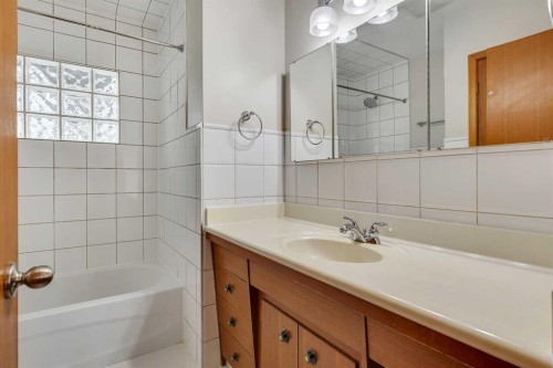 3324 Morley Crescent Nw, Calgary, AB - Indoor Photo Showing Bathroom