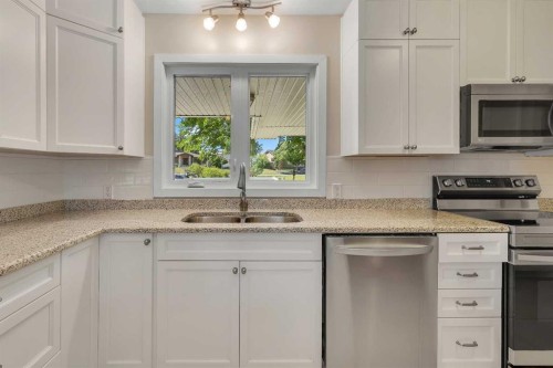 3324 Morley Crescent Nw, Calgary, AB - Indoor Photo Showing Kitchen With Double Sink With Upgraded Kitchen