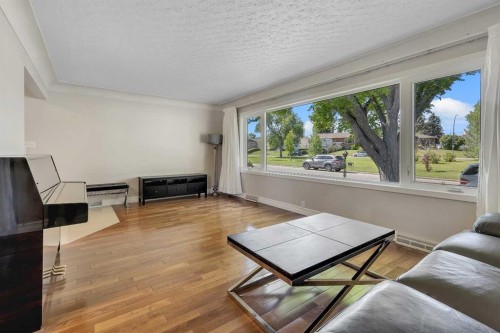 3324 Morley Crescent Nw, Calgary, AB - Indoor Photo Showing Living Room