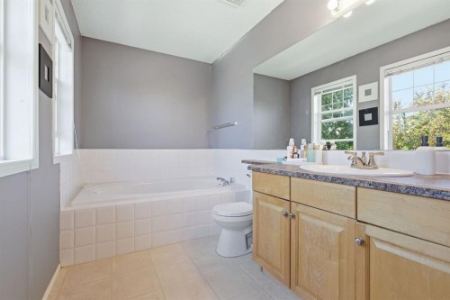 134 Prestwick Landing Se, Calgary, AB - Indoor Photo Showing Bathroom