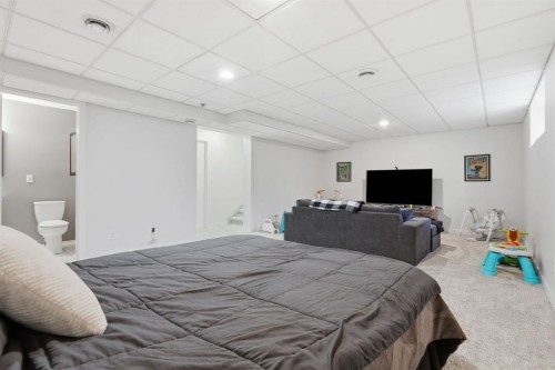 134 Prestwick Landing Se, Calgary, AB - Indoor Photo Showing Bedroom