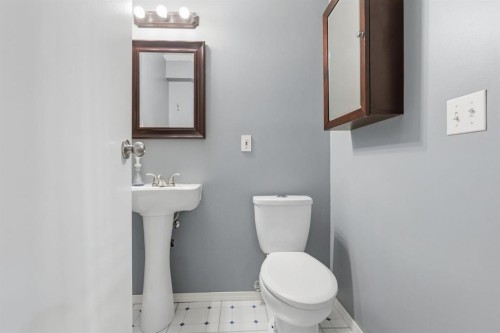 134 Prestwick Landing Se, Calgary, AB - Indoor Photo Showing Bathroom