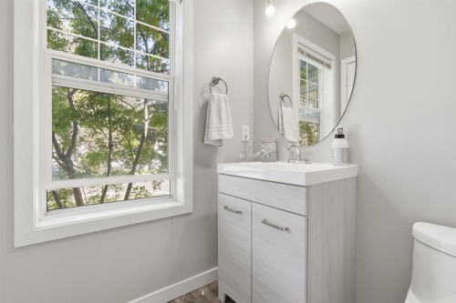 134 Prestwick Landing Se, Calgary, AB - Indoor Photo Showing Bathroom