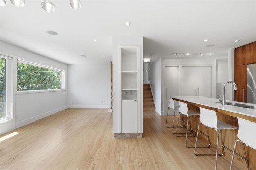 4935 10 Avenue Sw, Calgary, AB - Indoor Photo Showing Other Room