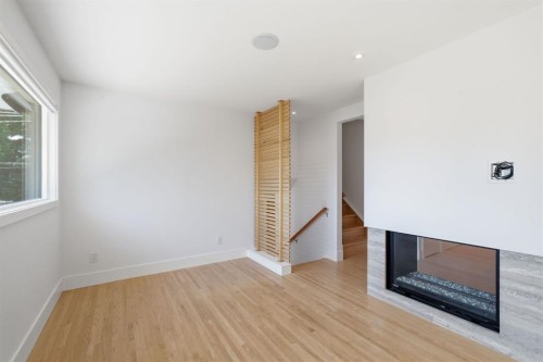 4935 10 Avenue Sw, Calgary, AB - Indoor Photo Showing Other Room