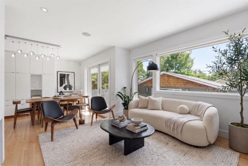 4935 10 Avenue Sw, Calgary, AB - Indoor Photo Showing Living Room